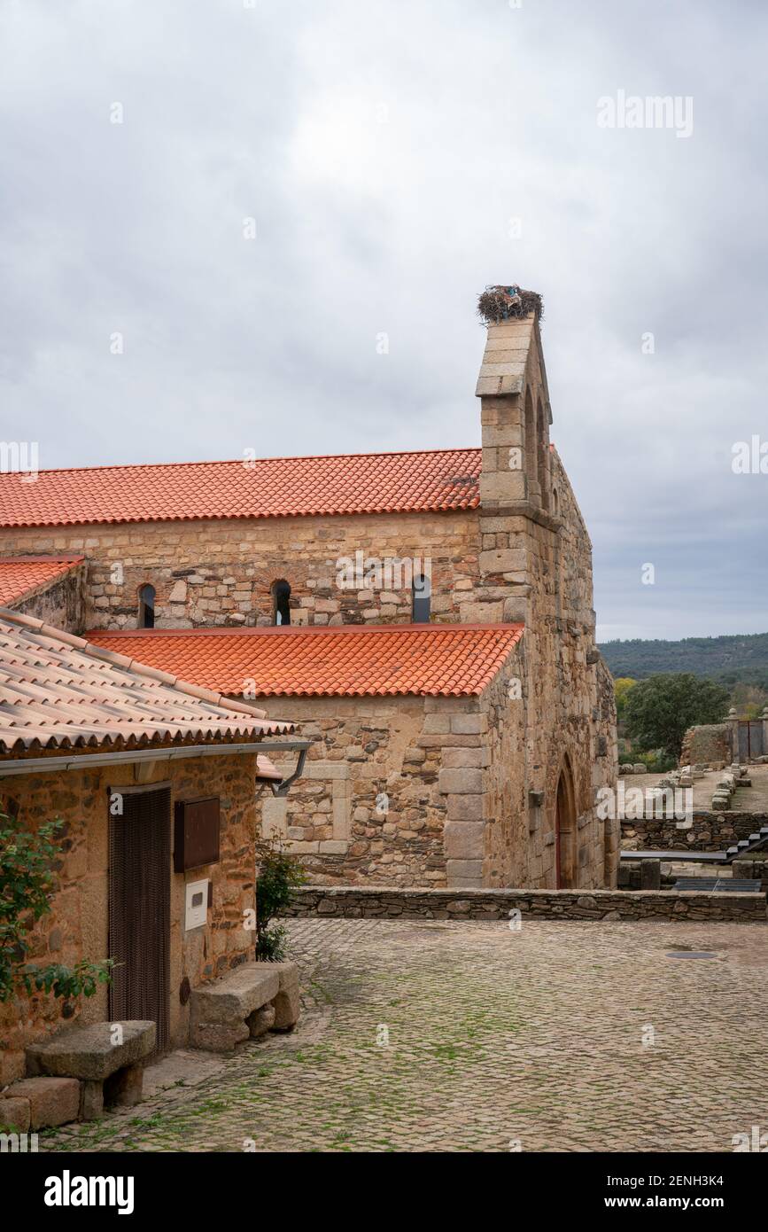 Idanha una chiesa della cattedrale di velha in un giorno nuvoloso, in Portogallo Foto Stock