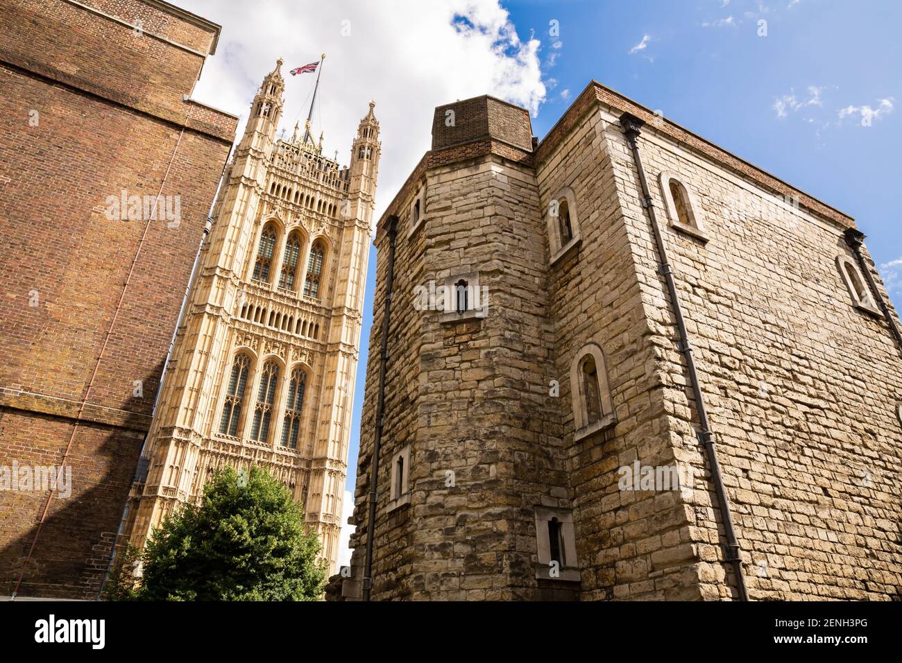 Vista insolita del Palazzo di Westminster (Parlamento) dalla Jewel Tower di Londra, Regno Unito. Foto Stock