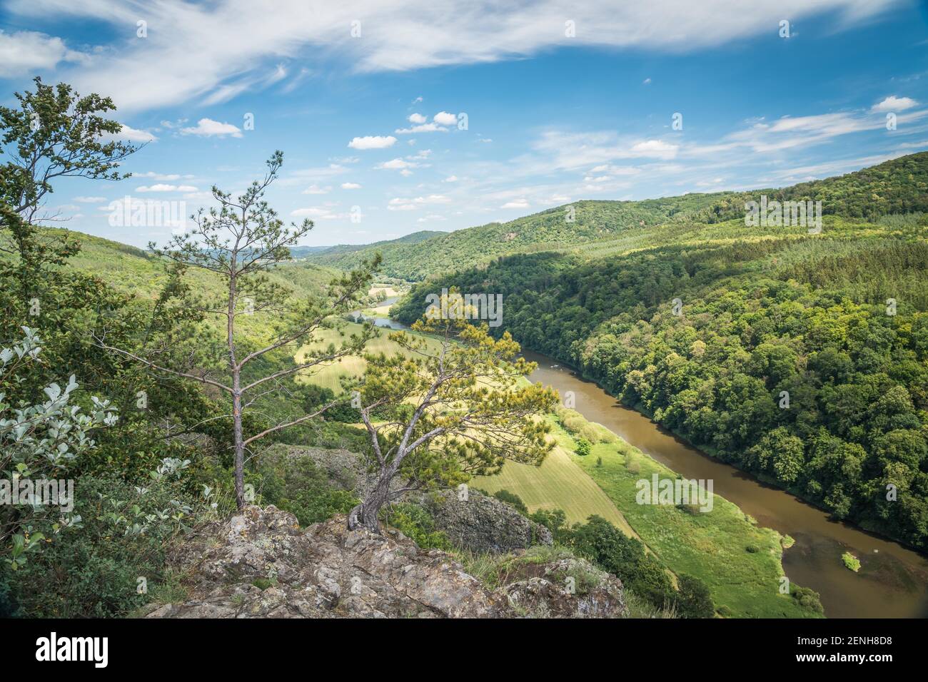 Canyon del fiume Berounka, vista da una collina Certova skala in un villaggio Hracholusky Repubblica Ceca. Foto Stock