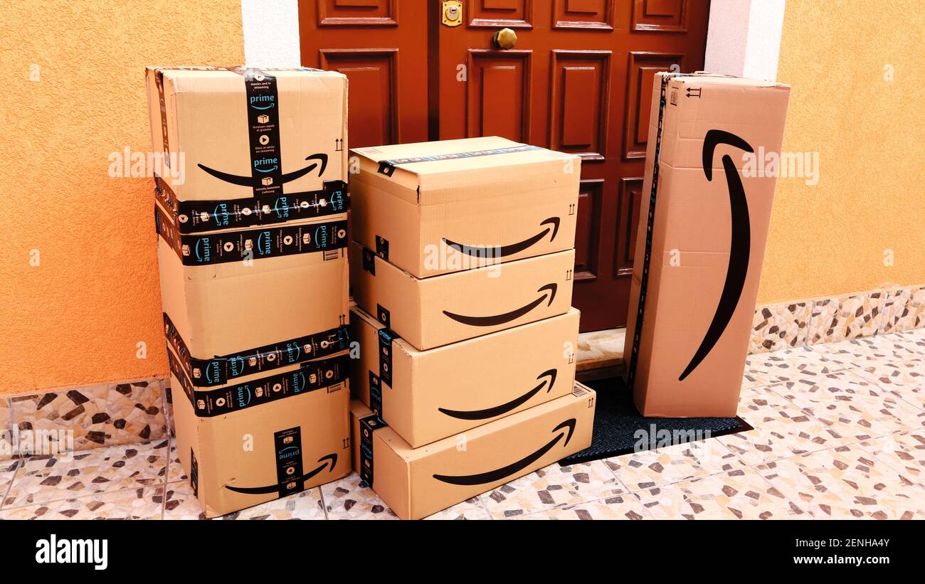 Scatole di cartone AMAZON consegnate a casa alla porta d'ingresso Foto  stock - Alamy