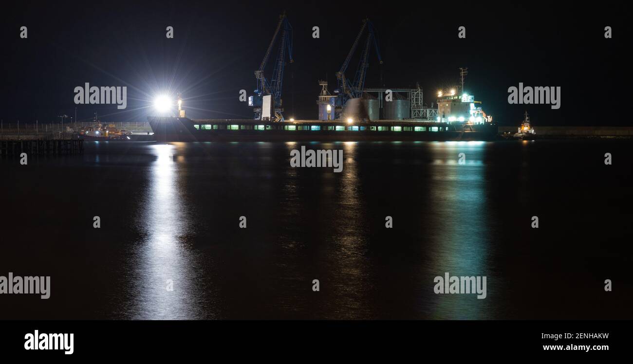 Carico notturno di una nave per il trasporto di granaglie al porto di Balchik, Mar Nero, Distretto di Dobrich, Bulgaria. Foto Stock