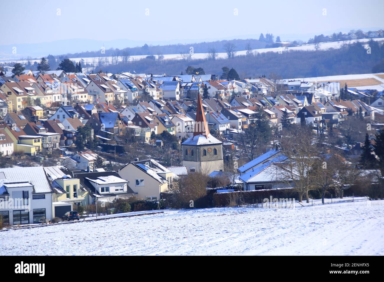 Vista su un edificio con case singole e multi-famiglia A Weissach Foto Stock