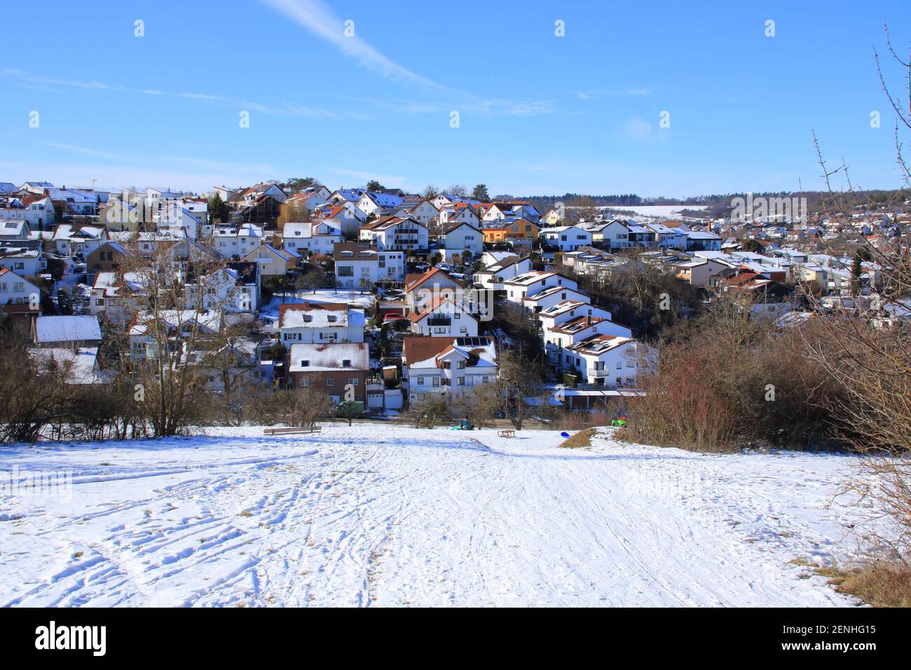 Vista su un edificio con case singole e multi-famiglia A Weissach Foto Stock