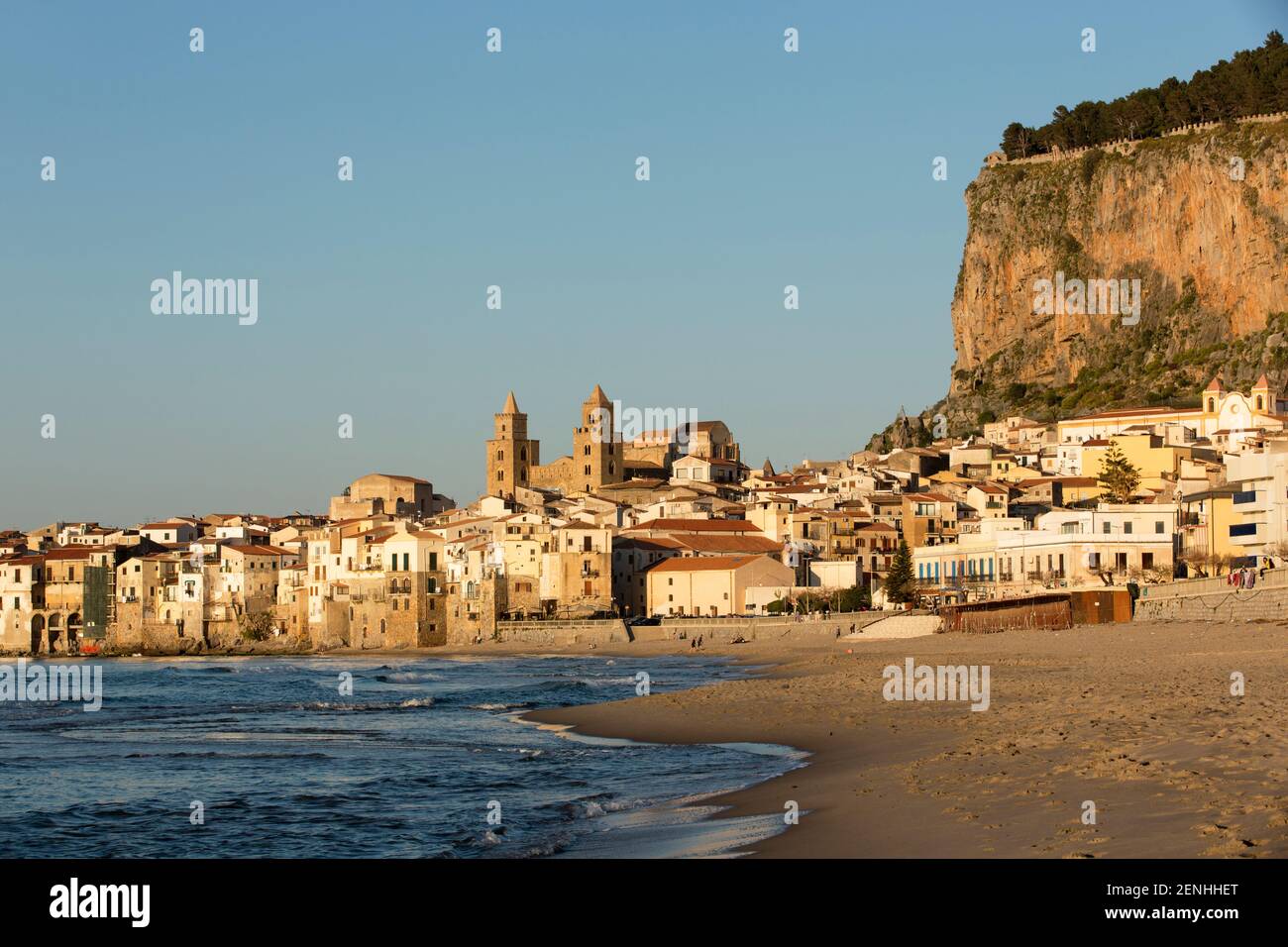 Italia,Sicilia,Cefalù, la città vista dall'acqua alla luce della sera Foto Stock