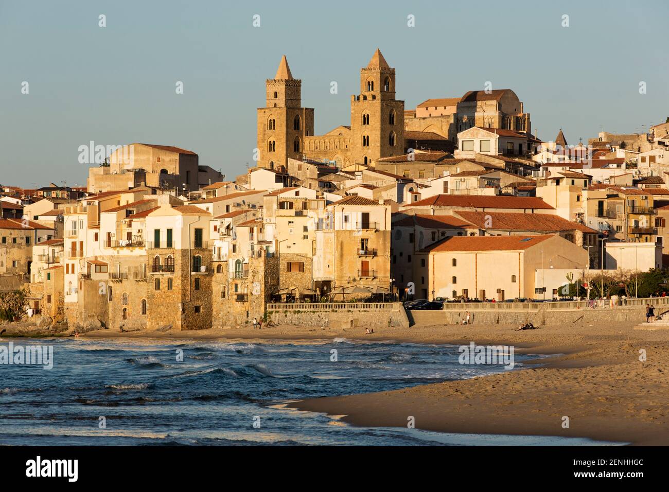 Italia,Sicilia,Cefalù, la città vista dall'acqua alla luce della sera Foto Stock