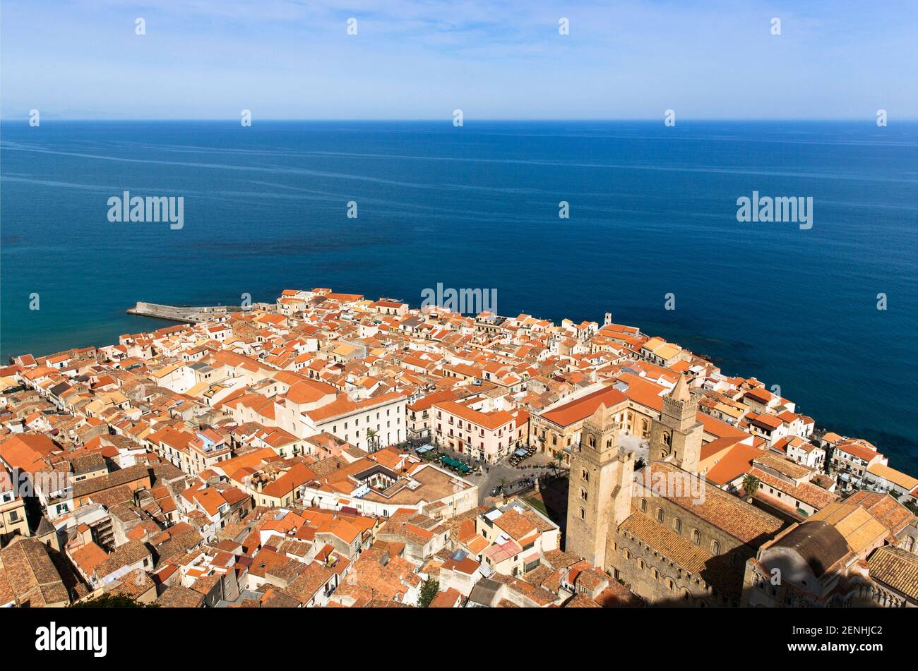 Italia,Sicilia,Cefalù, una vista aerea della città da Rocca che mostra il labirinto di strade e tetti di tegole rosse. Foto Stock