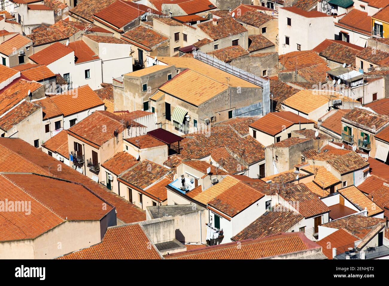 Italia,Sicilia,Cefalù, vista aerea dei tetti in tegole rosse di Cefalù Foto Stock