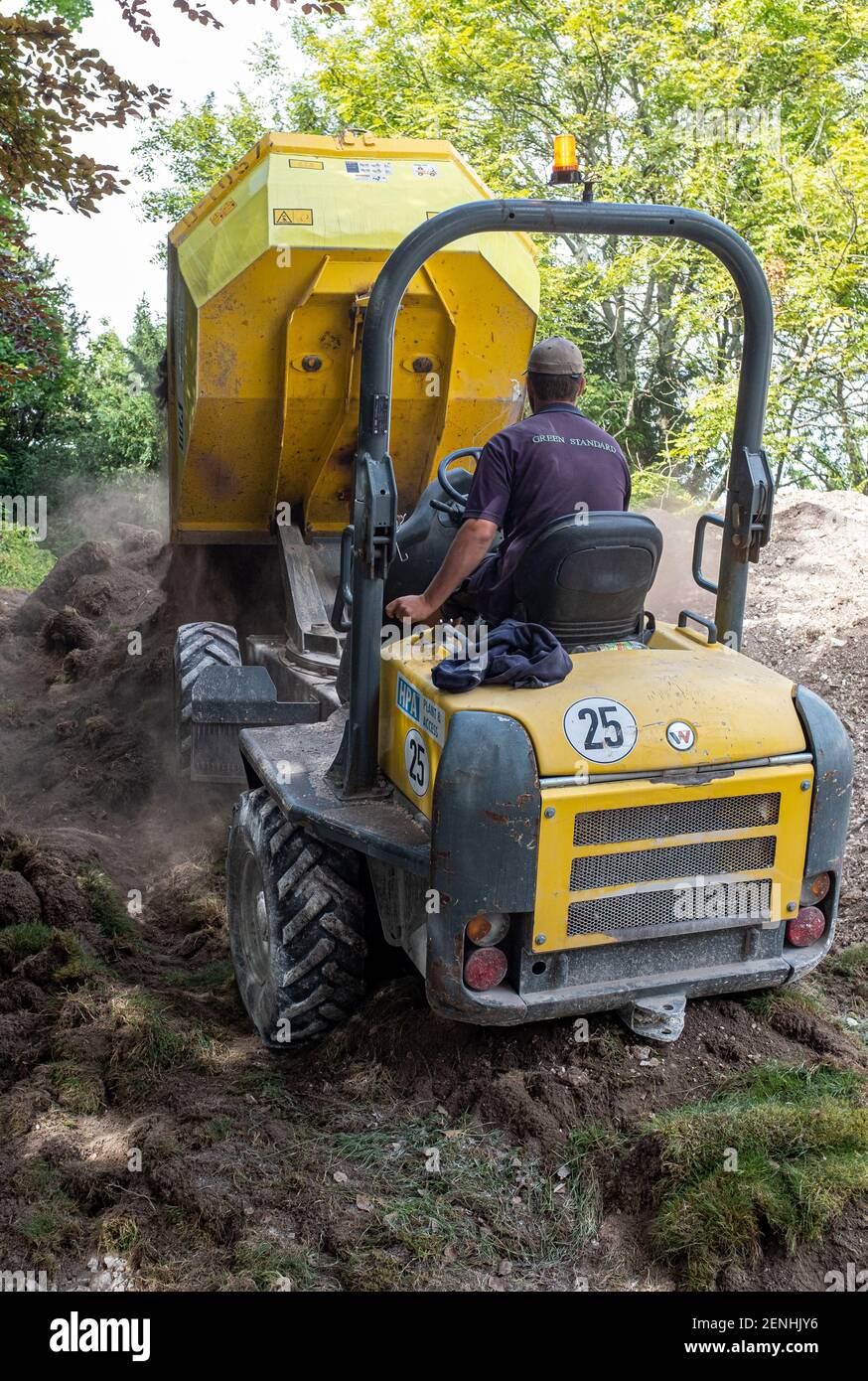 Giardinaggio paesaggistico con un dumper camion, Winchester, Regno Unito Foto Stock