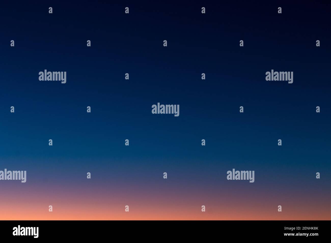 Sfumatura di colore nel cielo in serata Foto Stock