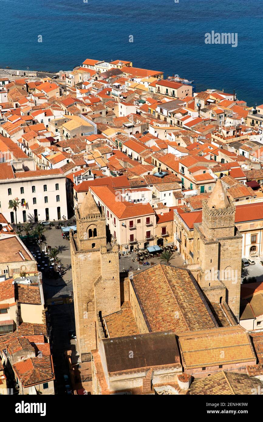 Italia,Sicilia,Cefalù, una vista aerea della città da Rocca che mostra il labirinto di strade e tetti di tegole rosse. Foto Stock