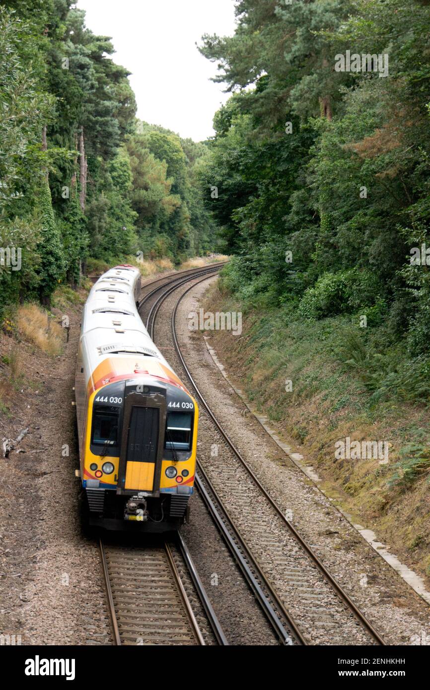 Un moderno treno elettrico vicino Bournemouth nel sud dell'Inghilterra in Il Regno Unito Foto Stock