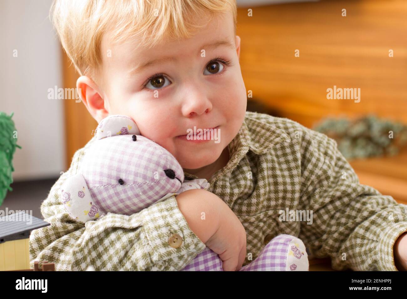 Kleiner Junge mit Kuscheltier, MR: SÌ Foto Stock