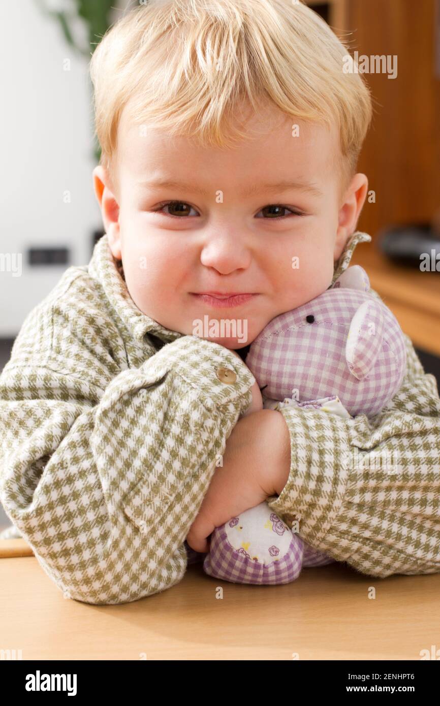 Kleiner Junge mit Kuscheltier, MR: SÌ Foto Stock