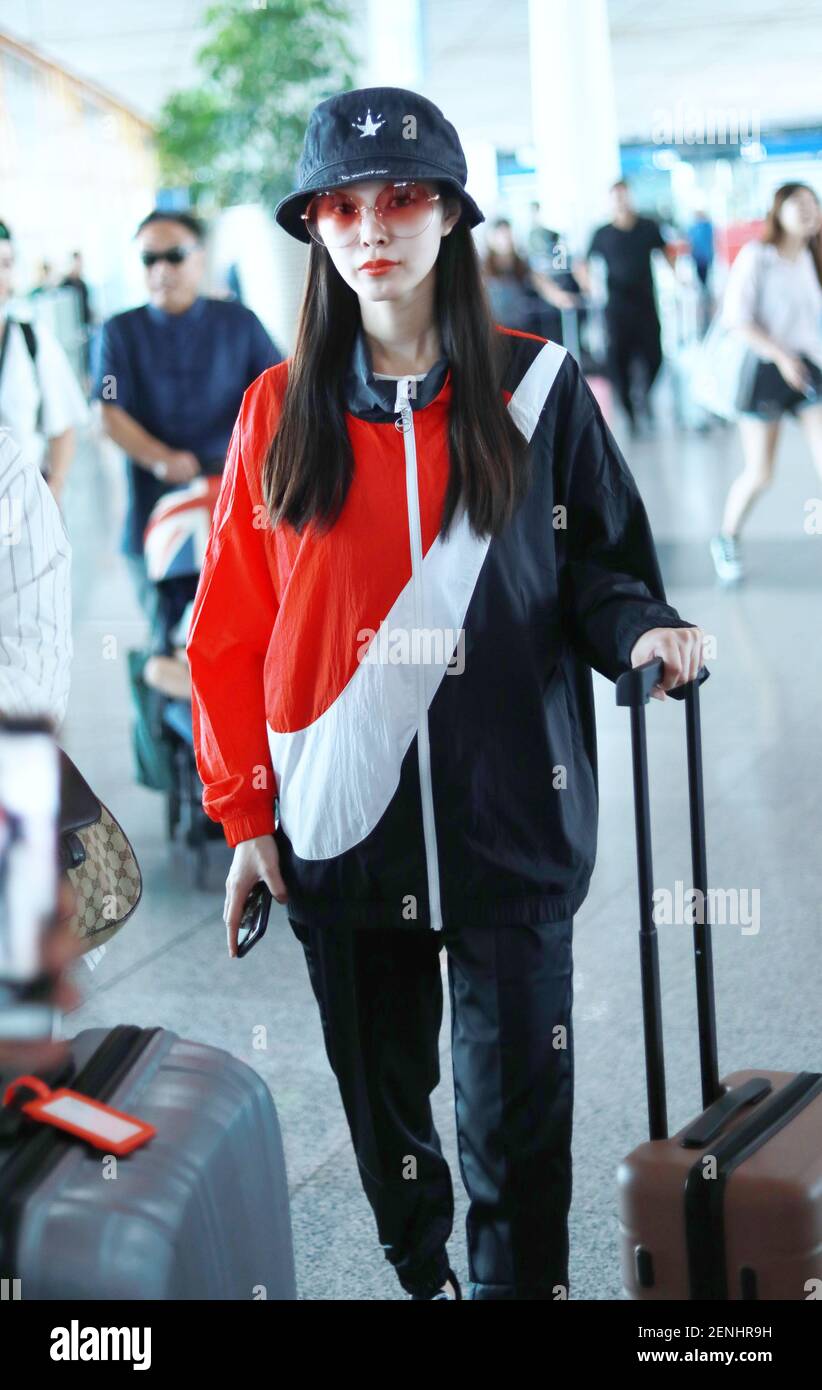 L'attrice cinese Song Yi arriva all'aeroporto internazionale di Pechino  capitale dopo l'atterraggio a Pechino, in Cina, il 23 agosto 2019.  Frangivento: Scarpe Nike: Valigia Nike: MIUI (Photo by Stringer -  Imaginechina/Sipa USA