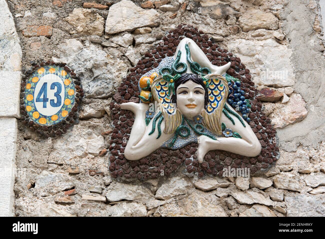 Italia, Sicilia, Taormina, arte ceramica del Triangolo Siciliano conosciuta anche come Trinacria Foto Stock