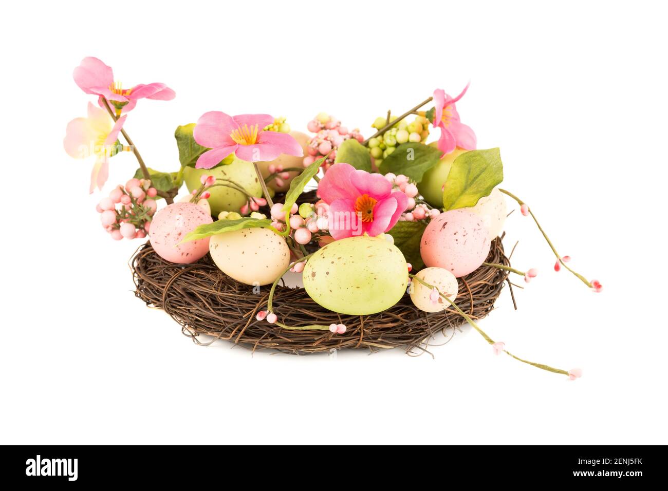 Pasqua uova colorate e fiori isolati su sfondo bianco. Foto Stock