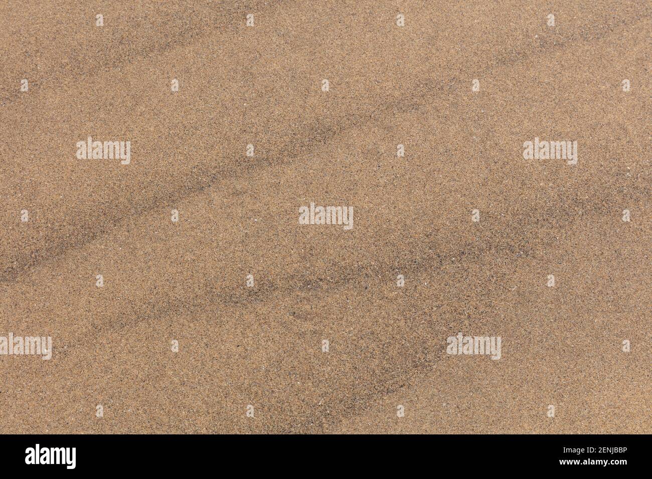 Primo piano immagine astratta di sabbia dorata su una spiaggia con splendidi motivi naturali. Foto Stock