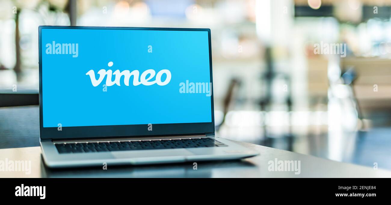 POZNAN, POL - 6 GENNAIO 2021: Computer portatile con il logo di Vimeo, una piattaforma di hosting, condivisione e servizi video con sede a New York City Foto Stock