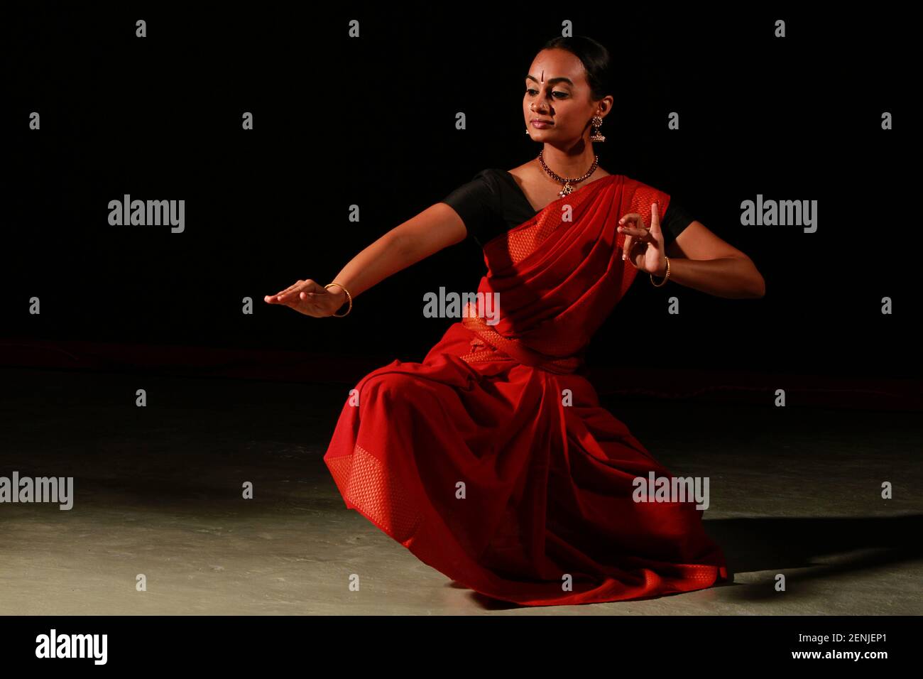 Una ballerina di Bharatanatyam pone in una posizione che rappresenta la Dea Indù Ganga. Foto Stock