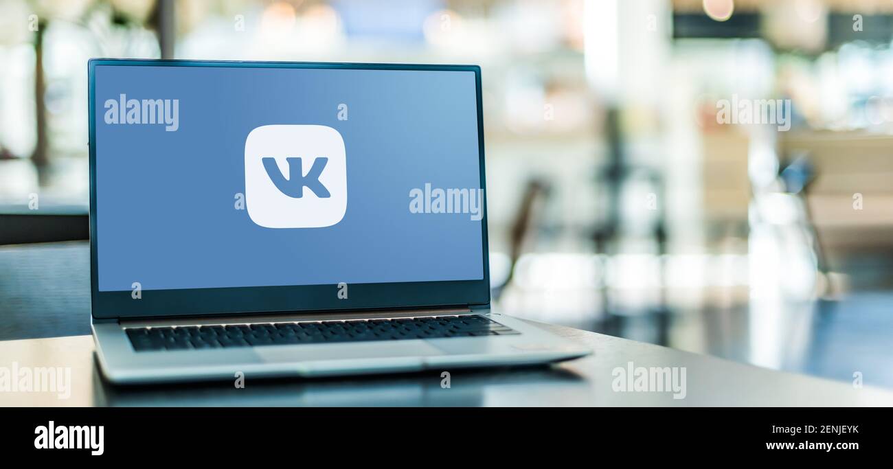 POZNAN, POL - 6 GENNAIO 2021: Computer portatile con logo di VK, un servizio russo di social media e social network basato a San Petersbu Foto Stock