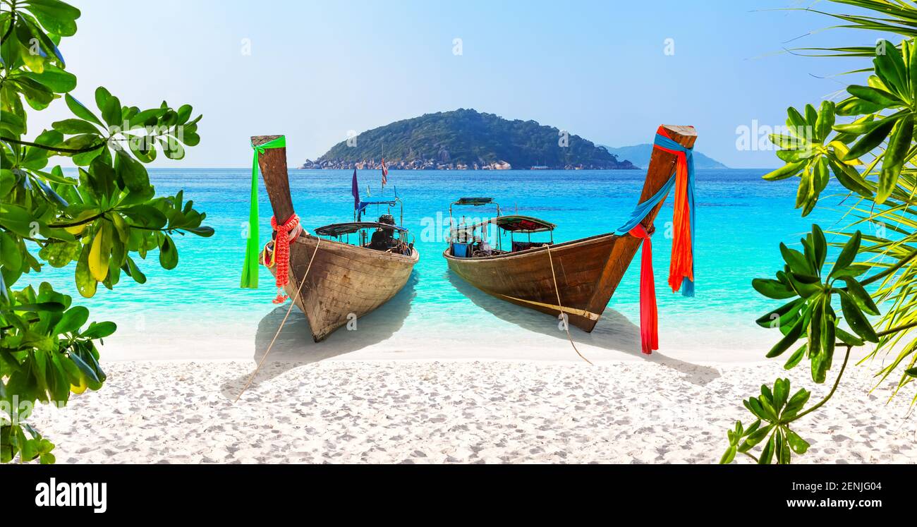Bellissima spiaggia con tradizionale barca a coda lunga in legno tailandese e cielo blu nelle isole Similan, Thailandia. Vacanze estate sfondo sfondo sfondo sfondo. V Foto Stock