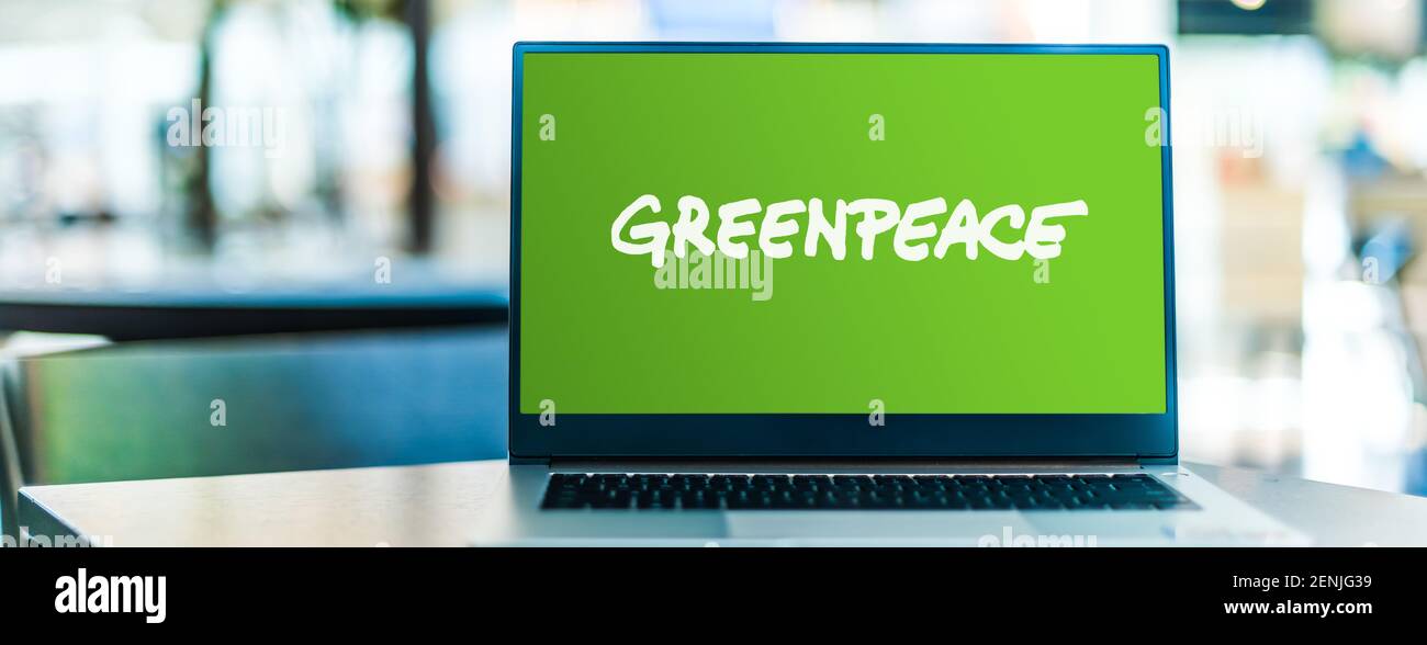 POZNAN, POL - 6 GENNAIO 2021: Computer portatile con logo di Greenpeace, un'organizzazione non governativa per l'ambiente con sede ad Amsterdam Foto Stock