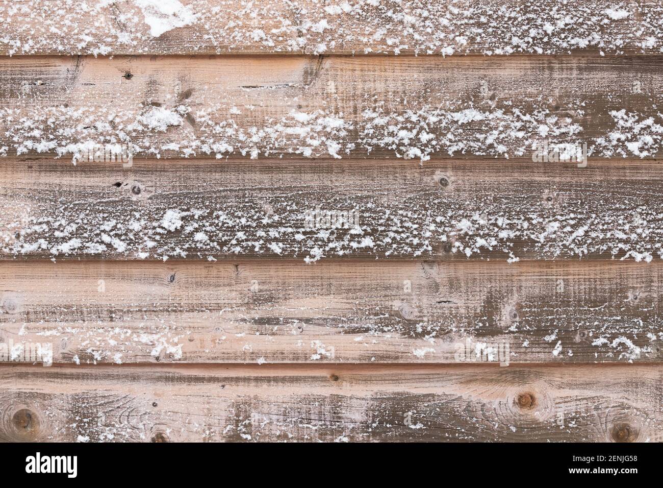 Vecchio muro di legno con neve su di esso, sfondo foto texture Foto Stock