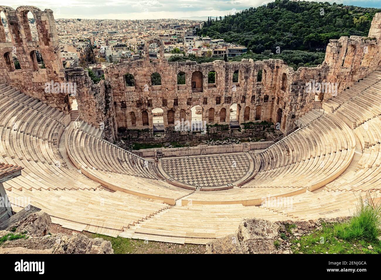 L'Odeon di Erode Attico (detto anche Herodeion o Herodion) è un teatro romano in pietra situato sull'Acropoli di Atene, in Grecia. Antico all'aperto Foto Stock
