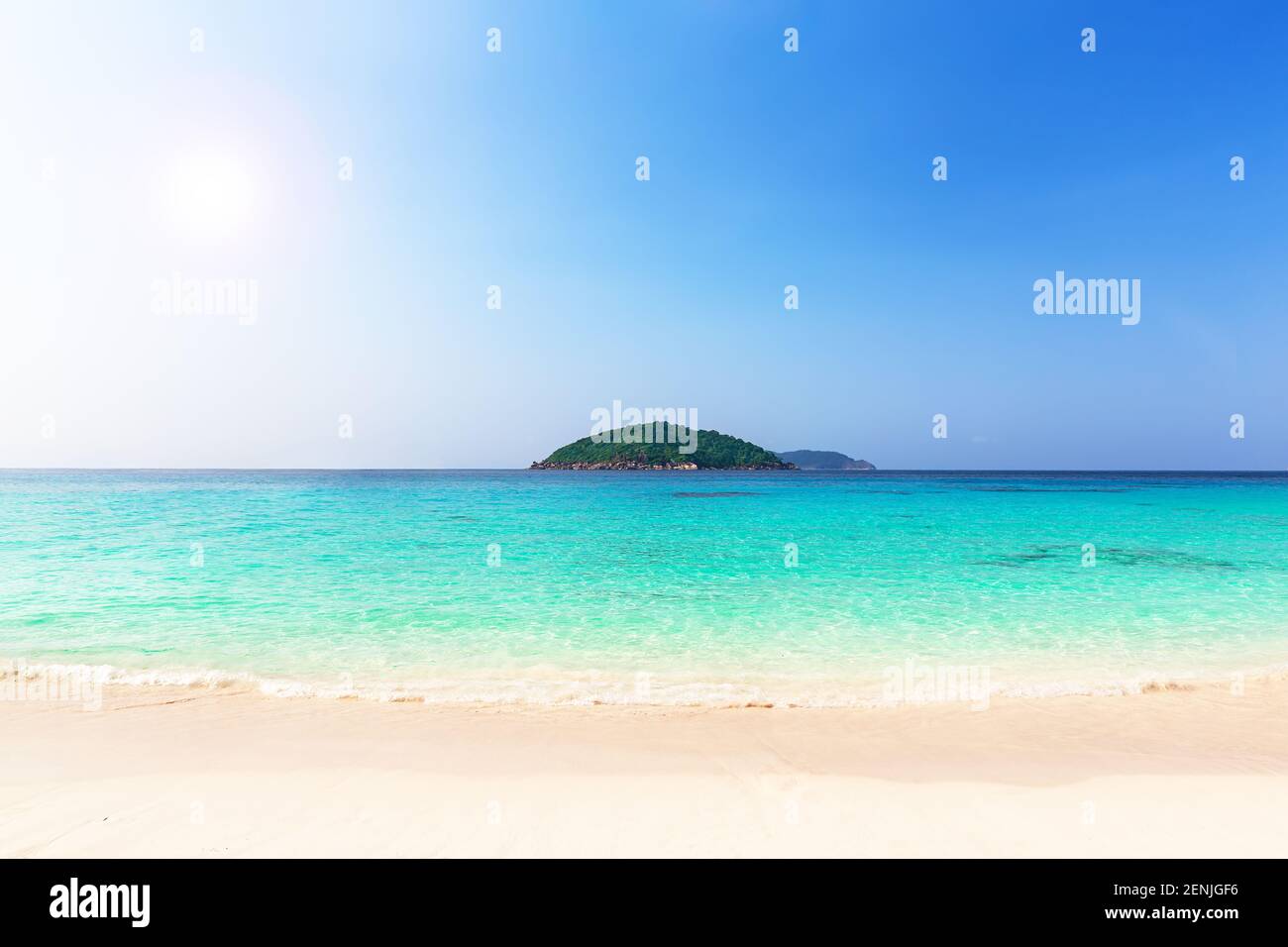 Bella spiaggia e cielo estivo blu nelle isole Similan, Thailandia. Vacanze estate sfondo sfondo sfondo sfondo. Vista della bella spiaggia tropicale vicino Phuk Foto Stock