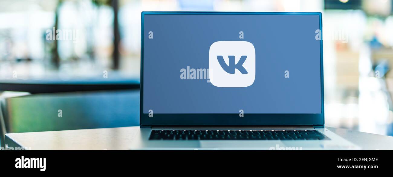 POZNAN, POL - 6 GENNAIO 2021: Computer portatile con logo di VK, un servizio russo di social media e social network basato a San Petersbu Foto Stock