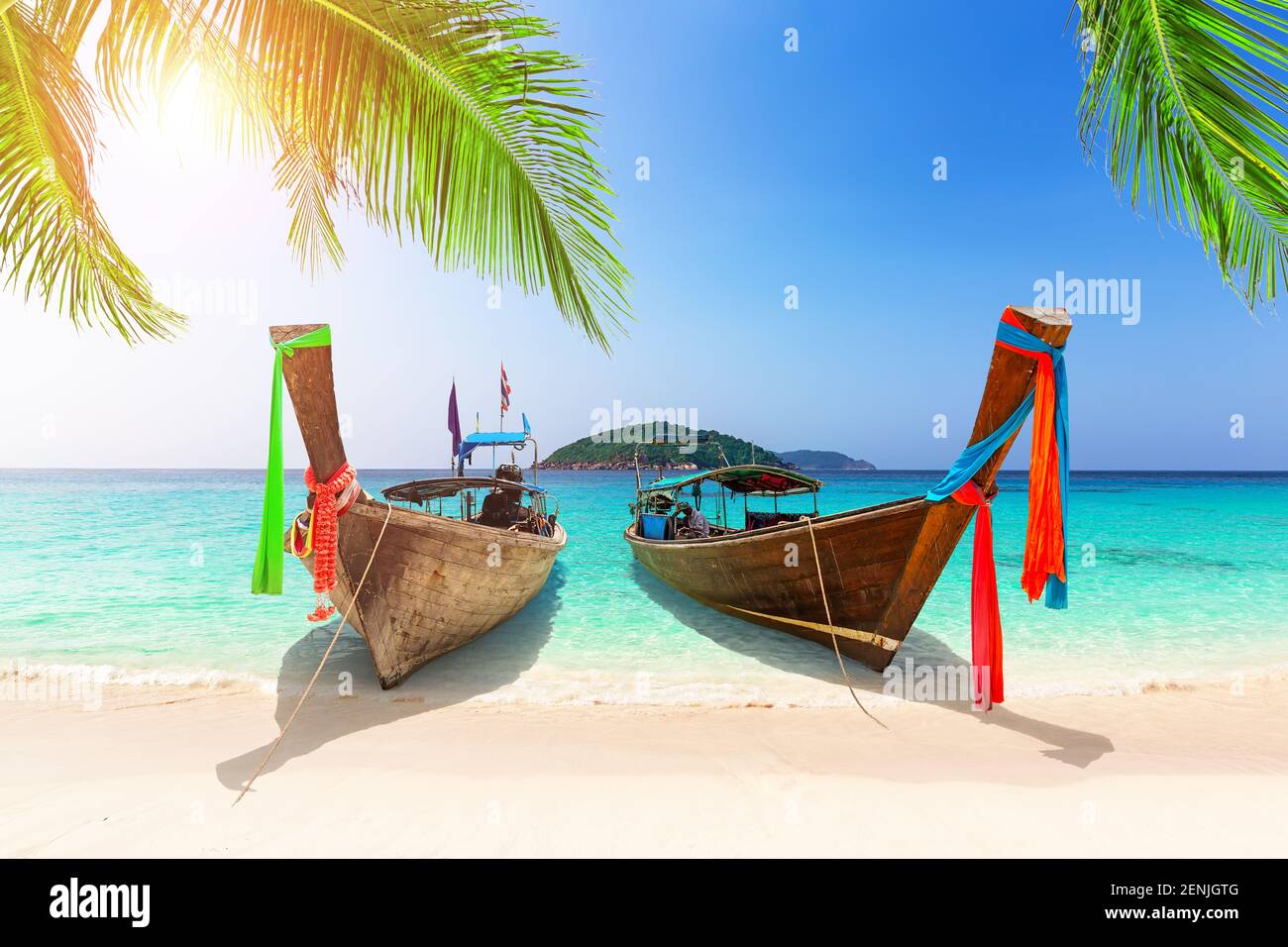 Bellissima spiaggia con tradizionale barca a coda lunga in legno tailandese e cielo blu nelle isole Similan, Thailandia. Vacanze estate sfondo sfondo sfondo sfondo. V Foto Stock