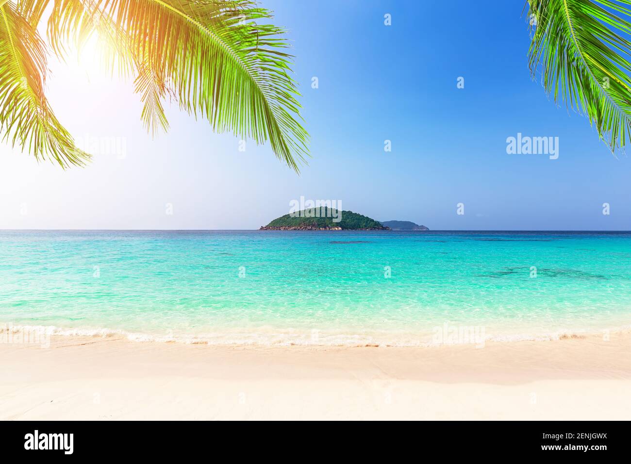Bella spiaggia e cielo estivo blu nelle isole Similan, Thailandia. Vacanze estate sfondo sfondo sfondo sfondo. Vista della bella spiaggia tropicale vicino Phuk Foto Stock