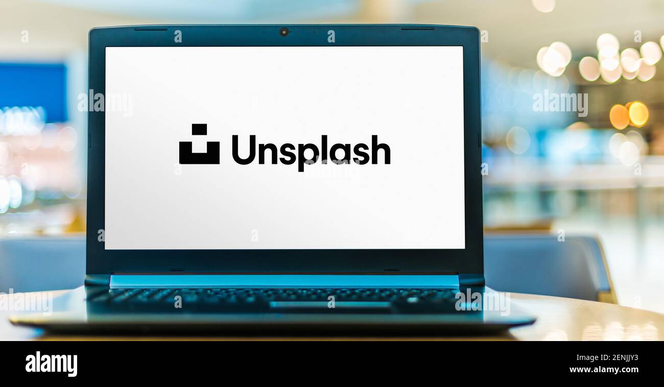 POZNAN, POL - 6 GENNAIO 2021: Computer portatile con il logo di Unsplash, un sito web dedicato alla condivisione di fotografie di scorta sotto la licenza di Unsplash. Foto Stock