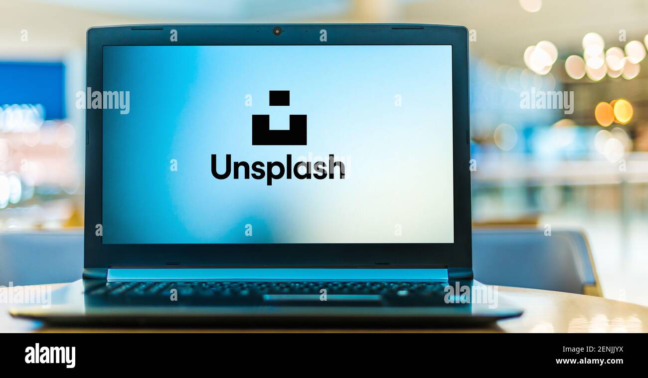 POZNAN, POL - 6 GENNAIO 2021: Computer portatile con il logo di Unsplash, un sito web dedicato alla condivisione di fotografie di scorta sotto la licenza di Unsplash. Foto Stock