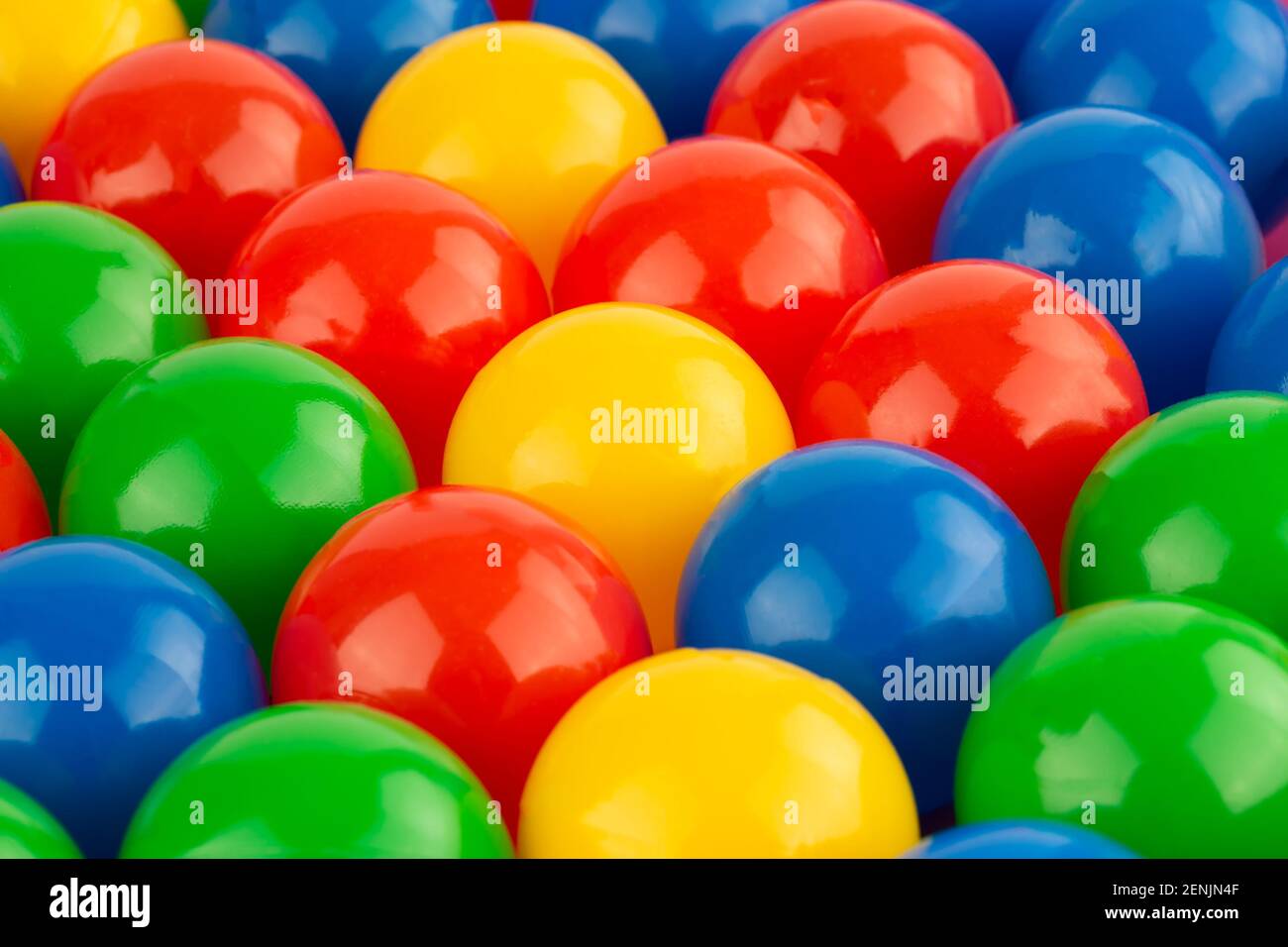 Molte palline colorate di plastica come sfondo. Foto Stock
