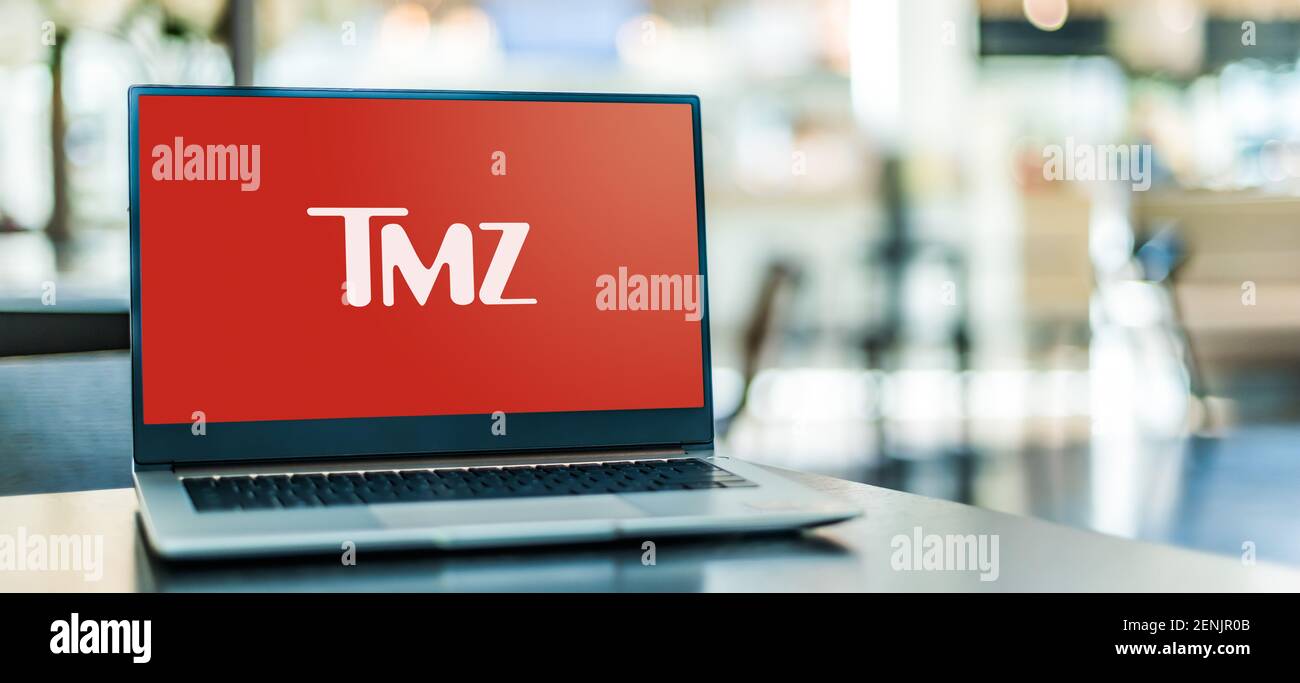POZNAN, POL - 6 GENNAIO 2021: Computer portatile che visualizza il logo di TMZ, un giornale giornalistico tabloid online Foto Stock