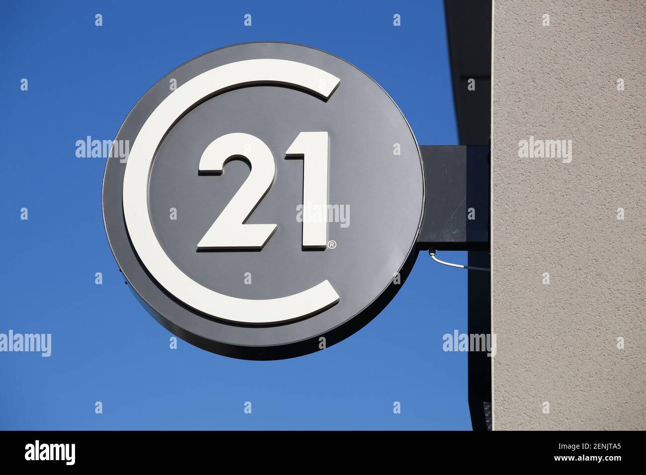 Belleville, Francia - 22 Giugno 2019: il secolo 21 logo su una parete. Secolo 21 real estate è un americano di agente immobiliare Società di franchising Foto Stock