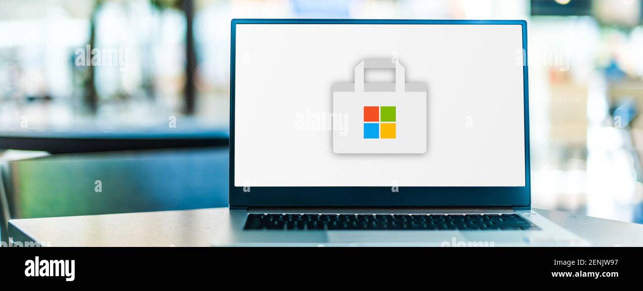 POZNAN, POL - 6 GENNAIO 2021: Computer portatile con logo di Microsoft Store, una piattaforma di distribuzione digitale di proprietà di Microsoft Foto Stock