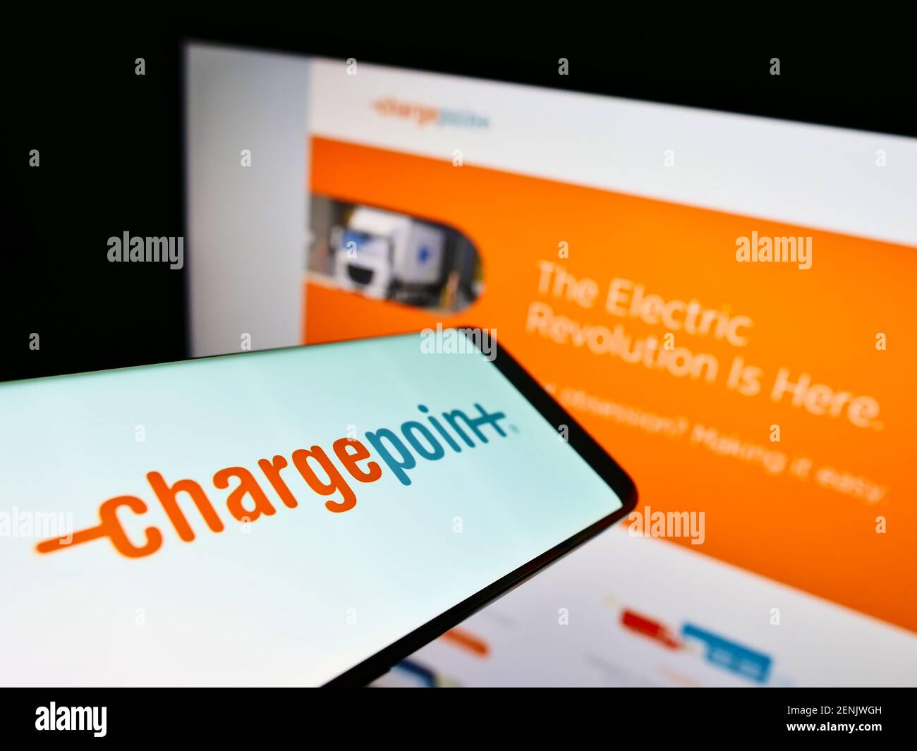 Telefono cellulare con logo della società americana ChargePoint Holdings Inc. (Carica EV) sullo schermo di fronte al sito Web aziendale. Mettere a fuoco il centro del display del telefono. Foto Stock