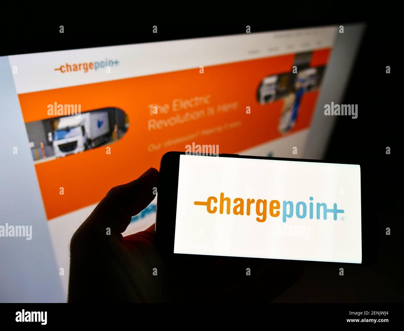 Persona che detiene smartphone con il logo della società americana ChargePoint Holdings Inc. Sullo schermo di fronte al sito Web aziendale. Focus sul display del cellulare. Foto Stock