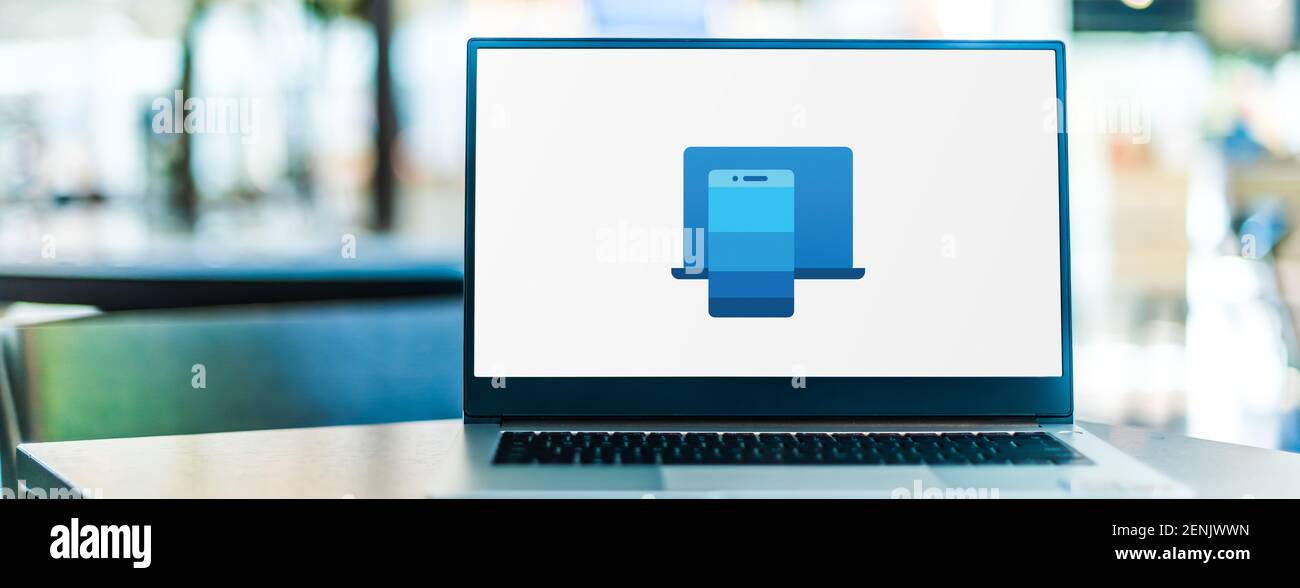 POZNAN, POL - 6 GENNAIO 2021: Computer portatile con il logo di Phone Companion, un'applicazione di pubblicità e trasferimento di file utility inclusa in Windows 10 A. Foto Stock