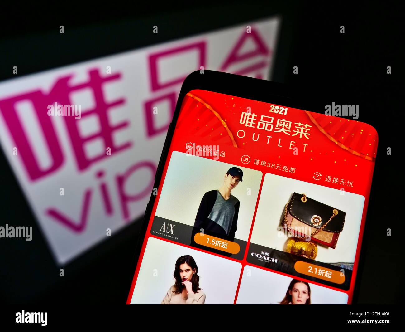 Telefono cellulare con negozio online della società cinese Vipshop Holdings Ltd (VIP.com) su schermo davanti al logo. Mettere a fuoco la parte superiore centrale del display del telefono. Foto Stock