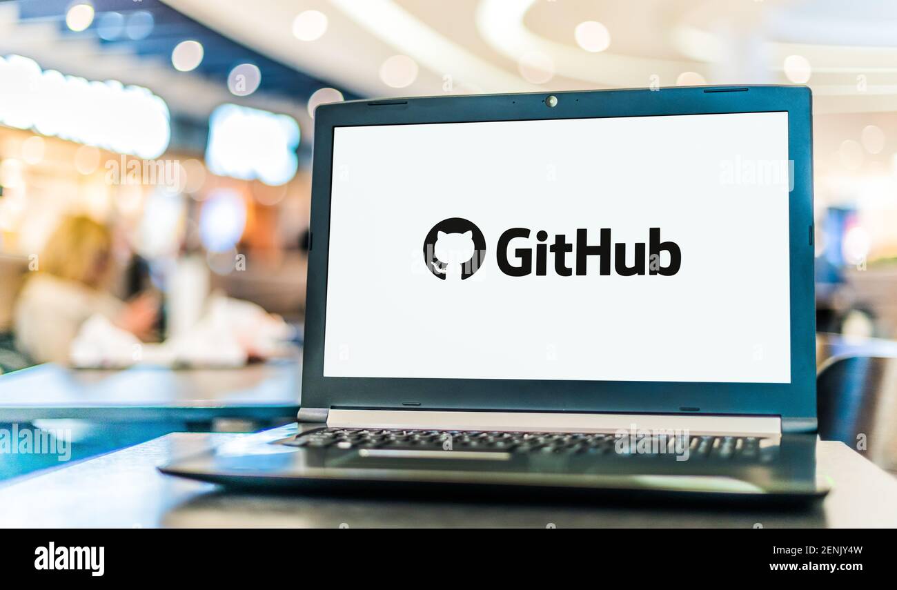 POZNAN, POL - 6 GENNAIO 2021: Computer portatile con il logo di GitHub, una filiale di Microsoft che fornisce hosting per lo sviluppo di software e ve Foto Stock