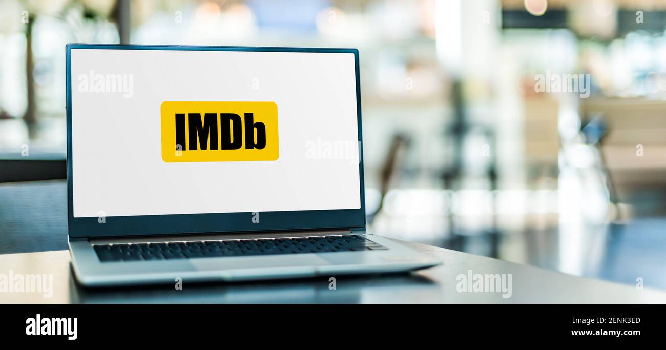 POZNAN, POL - 6 GENNAIO 2021: Computer portatile con logo IMDb (Internet Movie Database), un database online di informazioni relative ai film, tv p Foto Stock