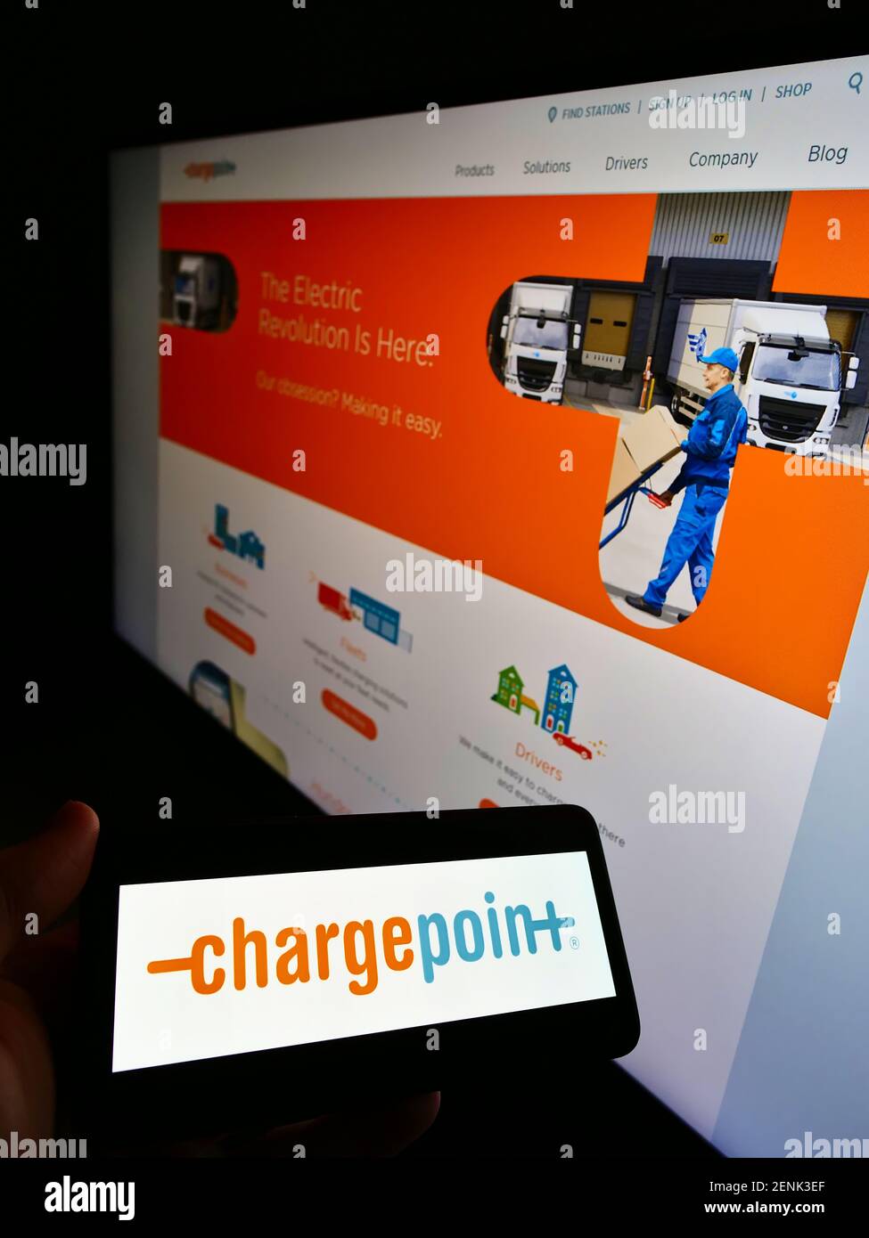 Persona che detiene smartphone con il logo della società americana ChargePoint Holdings Inc. Sullo schermo davanti al sito Web. Mettere a fuoco il display del telefono. Foto non modificata. Foto Stock