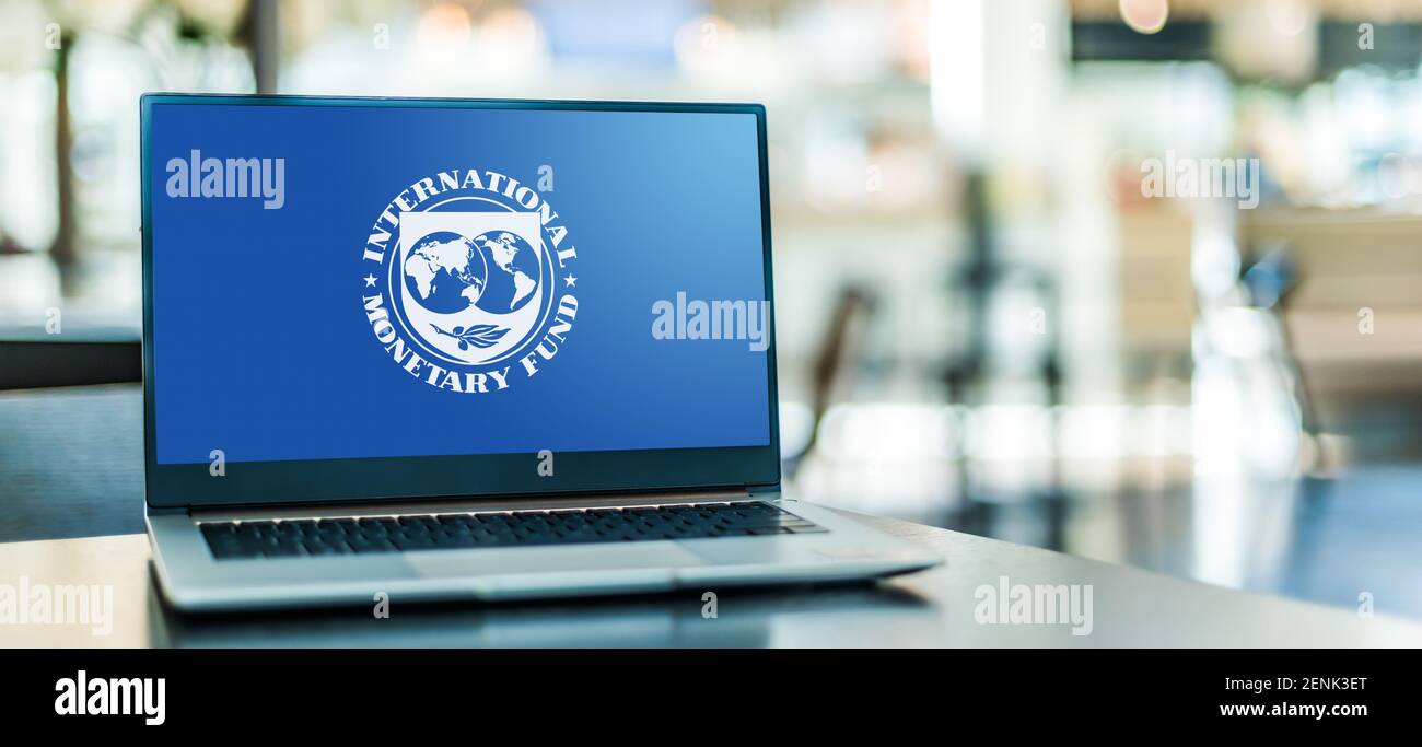 POZNAN, POL - 6 GENNAIO 2021: Computer portatile con logo del Fondo monetario Internazionale (FMI), un'organizzazione internazionale, con sede a W. Foto Stock