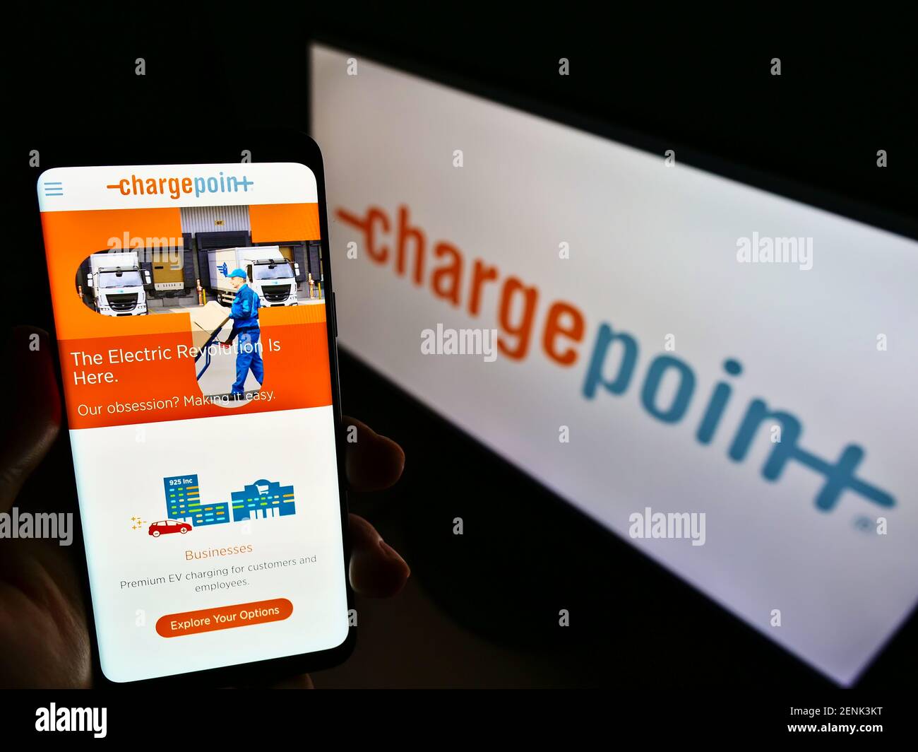 Persona che tiene il telefono mobile con la pagina web della società americana ChargePoint Holdings Inc. Sullo schermo davanti al logo. Mettere a fuoco il centro del display del telefono. Foto Stock