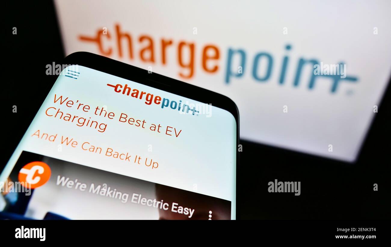 Telefono cellulare con sito web della società di ricarica per veicoli elettrici negli Stati Uniti ChargePoint Holdings sullo schermo davanti al logo. Mettere a fuoco in alto a sinistra del display del telefono. Foto Stock
