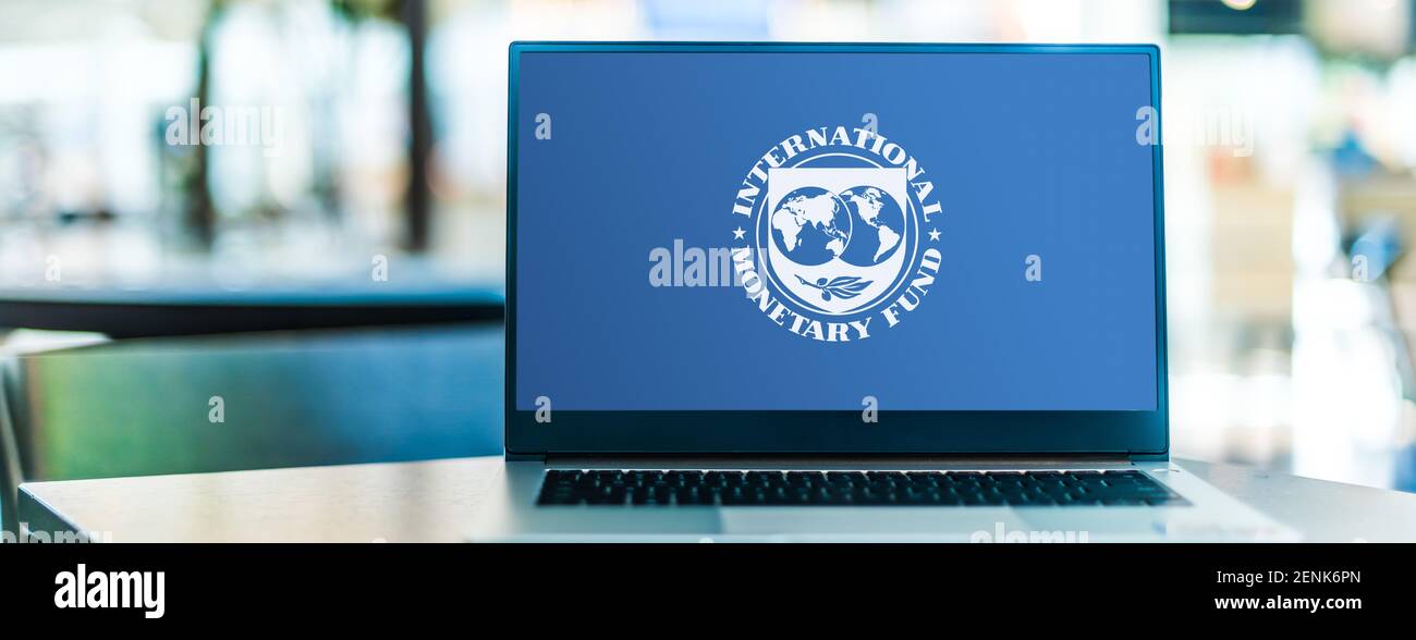 POZNAN, POL - 6 GENNAIO 2021: Computer portatile con logo del Fondo monetario Internazionale (FMI), un'organizzazione internazionale, con sede a W. Foto Stock