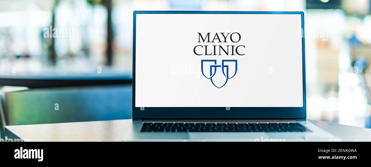 POZNAN, POL - 6 GENNAIO 2021: Computer portatile che visualizza il logo della Mayo Clinic, un centro medico accademico americano no-profit incentrato sulla salute integrata c Foto Stock